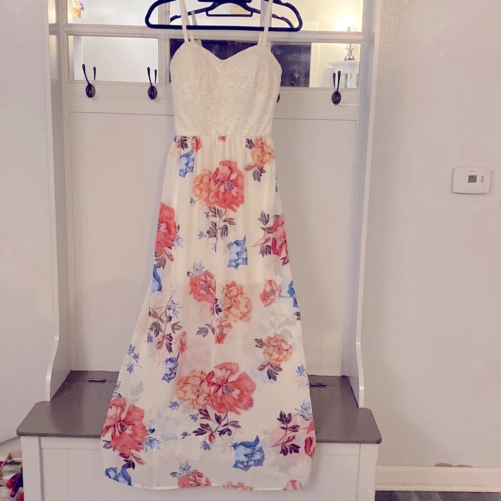 Beautiful lace top long Floral dress. Lined to the knee. Great for spring 💜